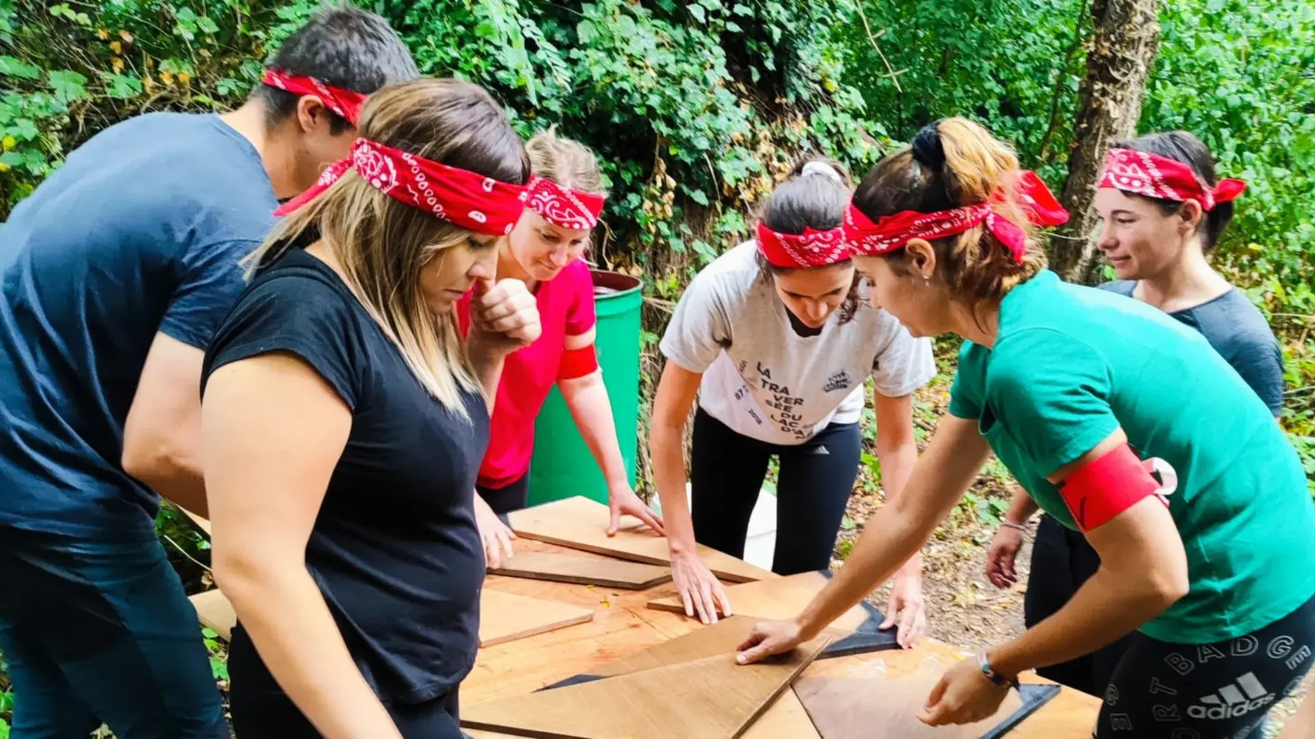 Participants en pleine épreuve de réflexion et de stratégie collective au cœur de la forêt du parc Kapa Tahi.